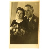 Immagine di un soldato della Luftwaffe in cappotto con la moglie